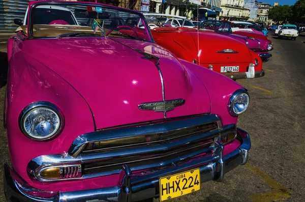 Auto rosse parcheggiate a L'Avana Foto Stock Royalty Free