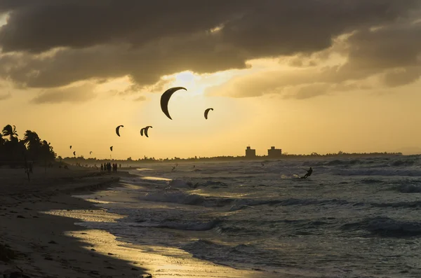 Los kiters profesionales hacen el truco difícil Fotos De Stock