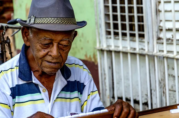 Alte Männer auf der Straße spielen Domino lizenzfreie Stockbilder
