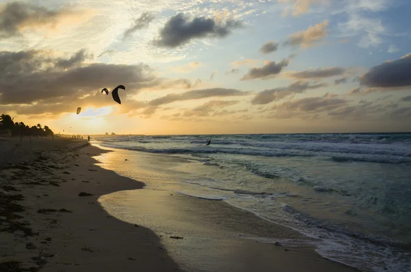 Profi-Kiter macht den schwierigen Trick Stockfoto