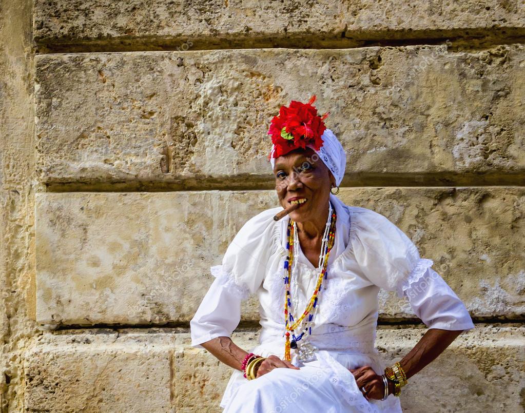 Παλιά μαύρη κυρία με ένα κουβανέζικο πούρο το κάπνισμα – Εκδοτική Εικόνα  Αρχείου © ankamonika #72833839