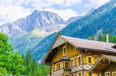 Ahşap cottagea nd Alpler, Zillertal, Avusturya