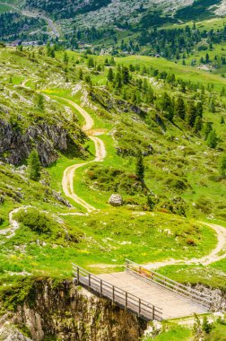 Sarma yol Passo Falzarego, Dolomites, İtalya