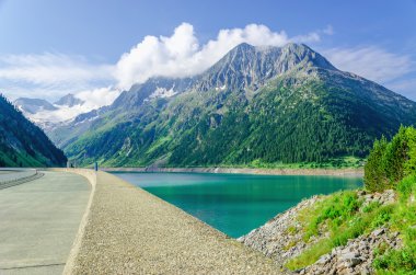 Baraj ve azure dağ gölü Alpleri'nde, Avusturya
