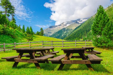 Alp Valley, Alpler piknik için ahşap banklar