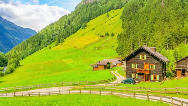 Typický alpský buildingm zelené louky v Rakousku — Stock fotografie