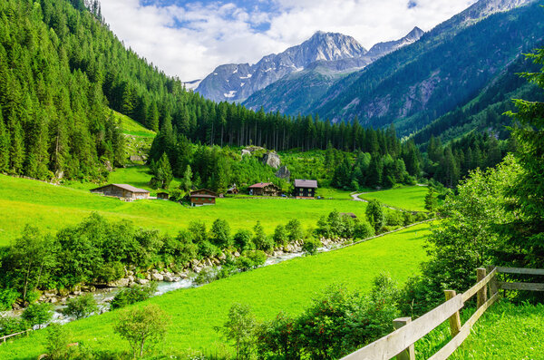 Зеленые луга и альпийские коттеджи, Австрия
