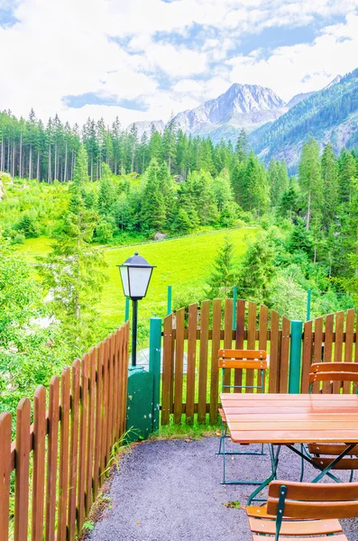 Zewnętrzne restauracja i zielone łąki alpejskie — Zdjęcie stockowe