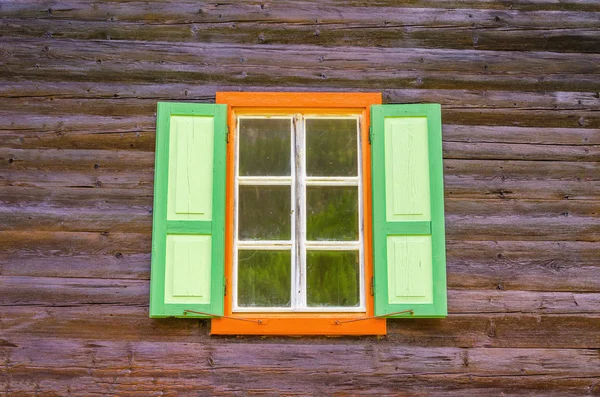 Fachada casa oscura de madera alpina, Austria — Foto de Stock