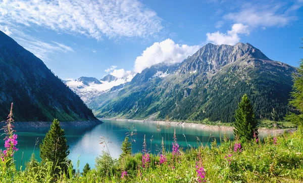 Kristallklarer Alpensee schlegeis, Österreich — Stockfoto