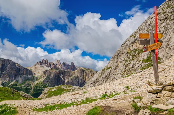 Trail маркер на Croda Negra Доломітові Альпи, Італія — стокове фото