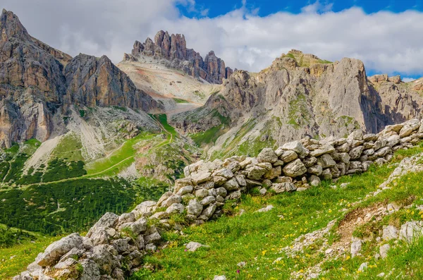 Paisaje montañoso y cielo azul, Dolomitas, Italia —  Fotos de Stock