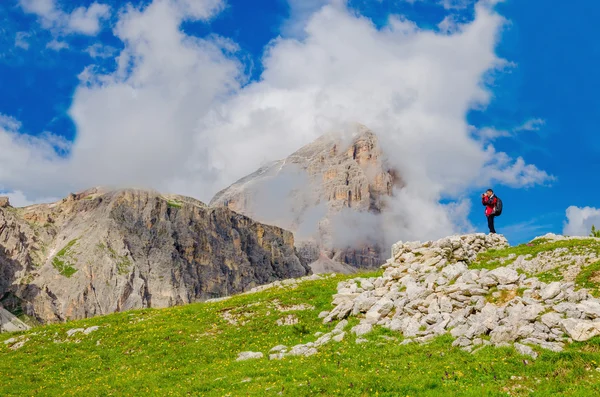 Hegyi landscapeand kék ég, Dolomitok, Olaszország — Stock Fotó