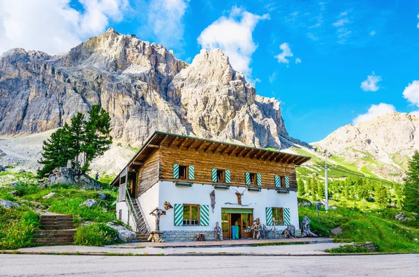 Refuge and beautiful mountains, Dolomites, Italy — Stock Photo, Image