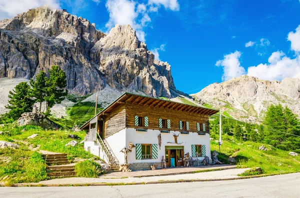 Refuge and beautiful mountains, Dolomites, Italy — Stock Photo, Image