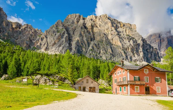 Bauernhof mit Schafen, Dolomiten, Italien — Stockfoto