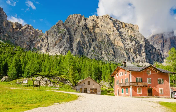 Fazenda com ovelhas, Montanhas Dolomitas, Itália — Fotografia de Stock