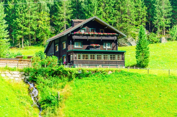 Cabana de madeira e prados alpinos em Áustria — Fotografia de Stock
