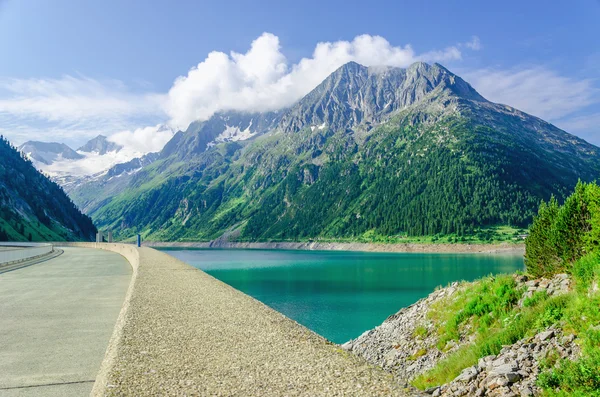 Presa y lago de montaña azul en los Alpes, Austria — Foto de Stock