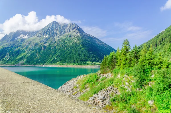 Dam i azure górskie jezioro Alpy, Austria — Zdjęcie stockowe