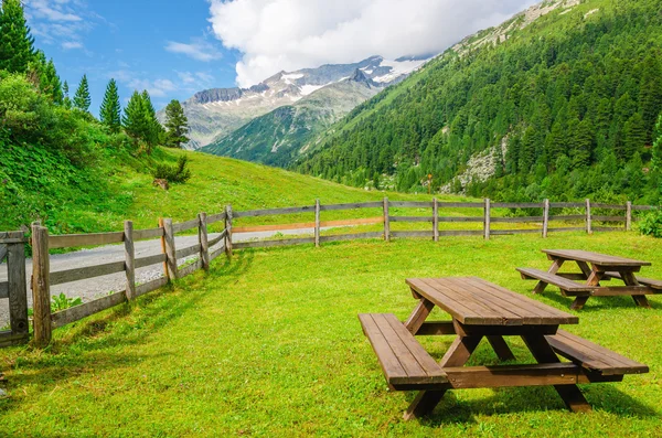 Träbänkar till picknick i alpina dal, Österrike — Stockfoto