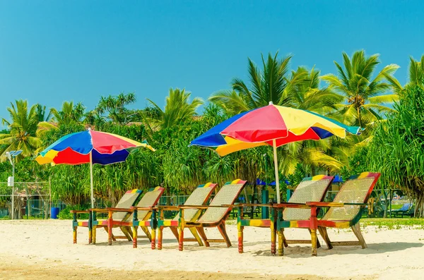 Εξωτική αμμουδερή παραλία με ομπρέλες και καρέκλες — Φωτογραφία Αρχείου
