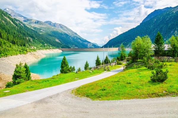 Lago azul con picos de los Alpes, Austria — Foto de Stock