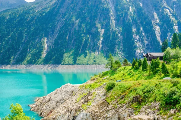 Cabaña de madera de lakem azul y picos de los Alpes, Austria — Foto de Stock