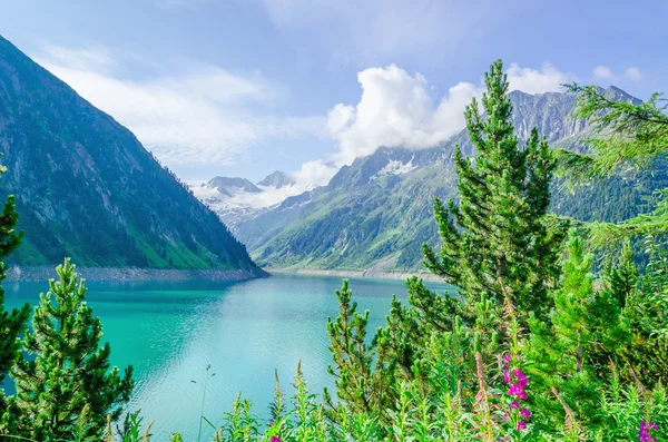 Góry Błękitne jezioro i wysokich szczytów alpejskich, Austria — Zdjęcie stockowe