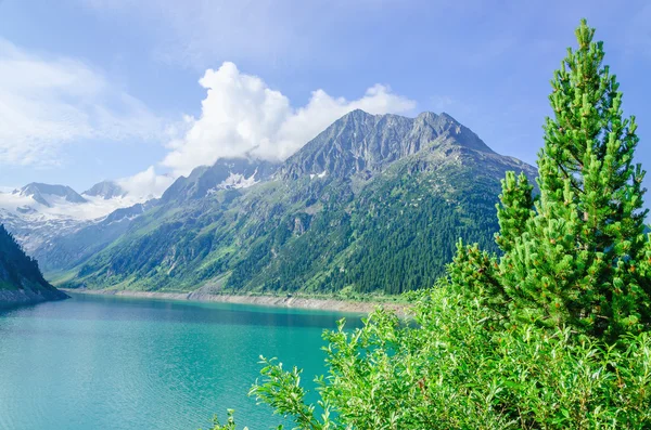 Góry Błękitne jezioro i wysokich szczytów alpejskich, Austria — Zdjęcie stockowe