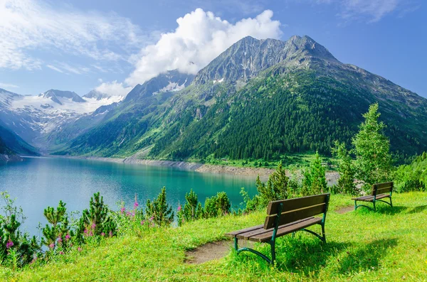 Prázdné lavice a horské jezero, Zillertal, Rakousko — Stock fotografie