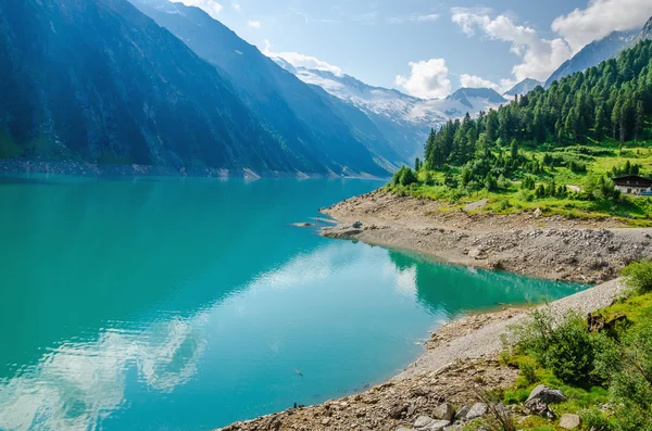 Lago azul con picos de los Alpes, Austria — Foto de Stock