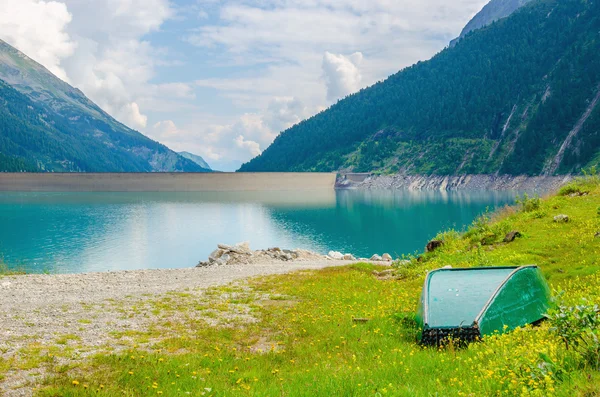 Lazur jeziora i szczyty Alpy, Austria — Zdjęcie stockowe