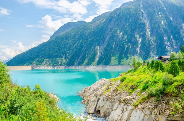 Azurblauer See mit den Gipfeln der Alpen, Österreich — Stockfoto
