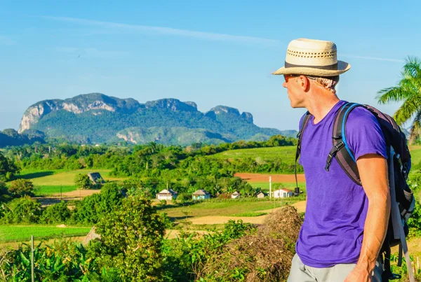 Mladý turista obdivuje krajina Vinales, Kuba — Stock fotografie