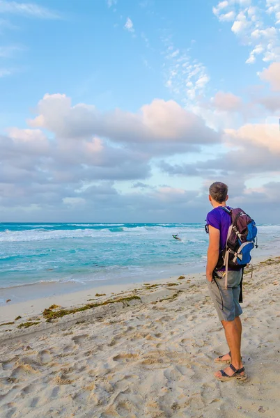 Jovem admira vista do Mar do Caribe — Fotografia de Stock