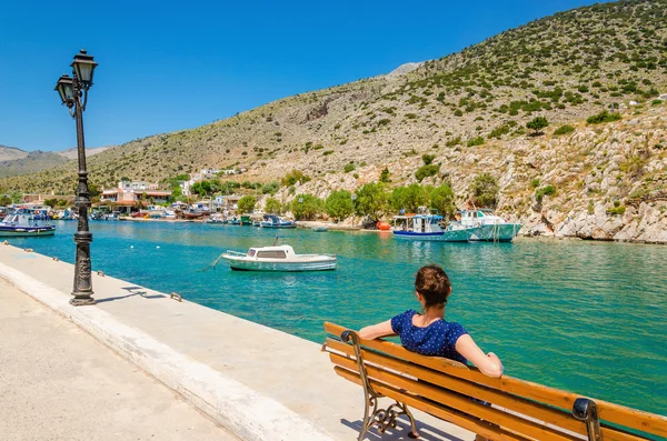 Jovencita en azul sentada en el banco, Grecia — Foto de Stock