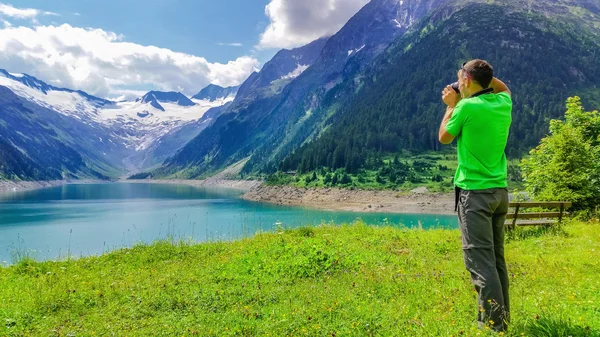 年轻男子 photographingalpine 湖，奥地利 — 图库照片