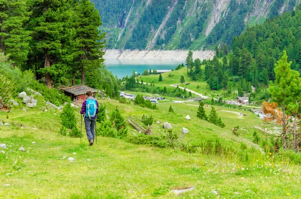 年轻的女子在一条山路，奥地利 — 图库照片