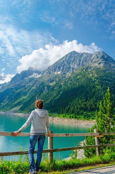 在阿尔卑斯山，奥地利年轻游客蔚蓝山湖 — 图库照片
