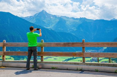 Erkek turist alarak Alp manzara fotoğrafı