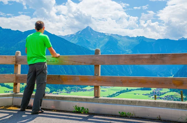 Młody turysta i alpejski krajobraz, Austria, Alpy — Zdjęcie stockowe