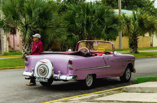 Классический американский фиолетовый автомобиль на улице Гавана — стоковое фото