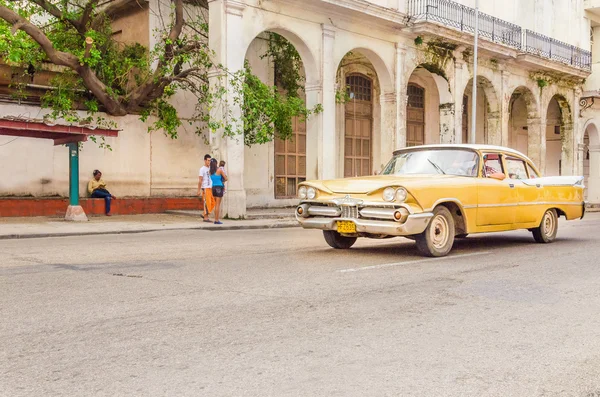 Coche amarillo americano clásico en la calle de La Habana — Foto de Stock