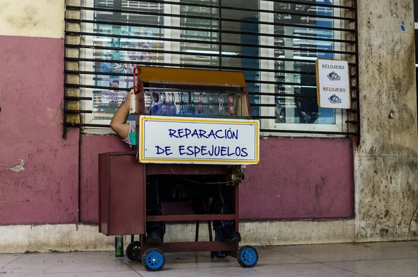 Stand with the repair of glasses, Havana, Cuba — Stock Photo, Image