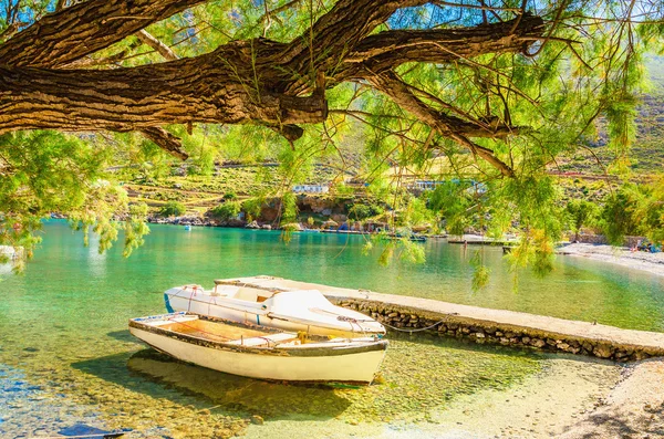 Fridfull oas med båt i sjön viken, Grekland — Stockfoto