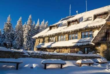 Buz ile barınak çatıda kışın hiking dağ