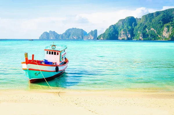 Barco de pesca vermelho em uma praia exótica, Tailândia — Fotografia de Stock
