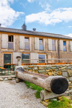 Sulama yer ve modern dağ Avusturya barınak