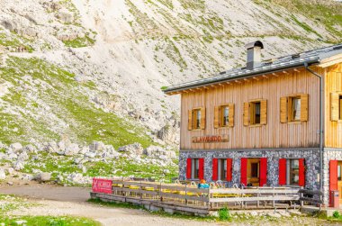 Ahşap barınak rifugio kırmızı panjurlar ile